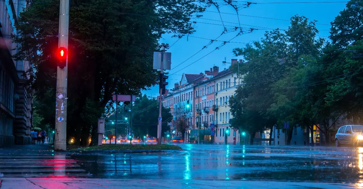 80 km/h-s széllökések, jégeső, felhőszakadás - frissítették a riasztást