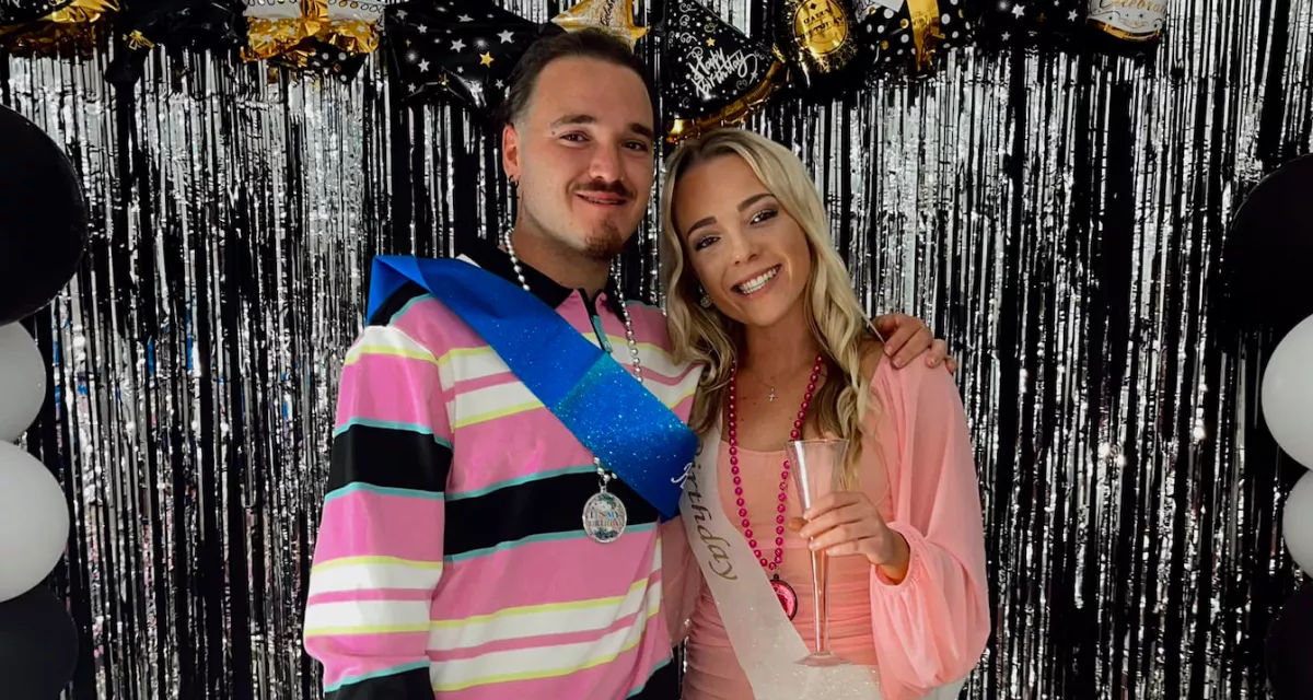 A szülők titkolták: 21 éves korukban tudták meg az ikrek életük titkát - Videó