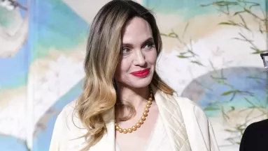 Előkerültek a képek: így nézett ki bikiniben a tizenéves Angelina Jolie - A napokban a 48-at tölti - Fotók