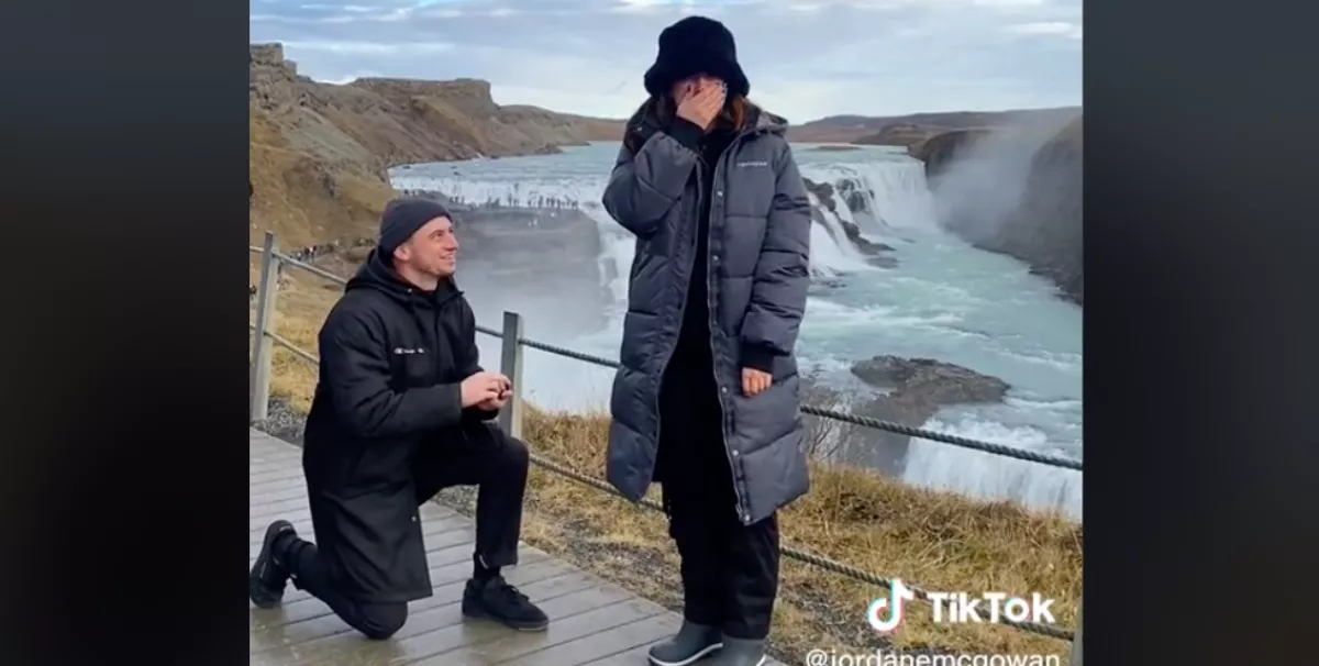 Tökéletes lánykérésnek tűnt, de amikor megnézte a lány a felvételt, rájött az igazságra - Videó