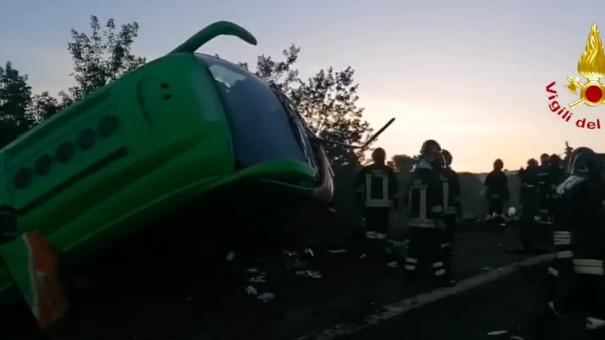 Öt autó és egy busz ütközött: rengeteg a sérült, halott is van - Videó