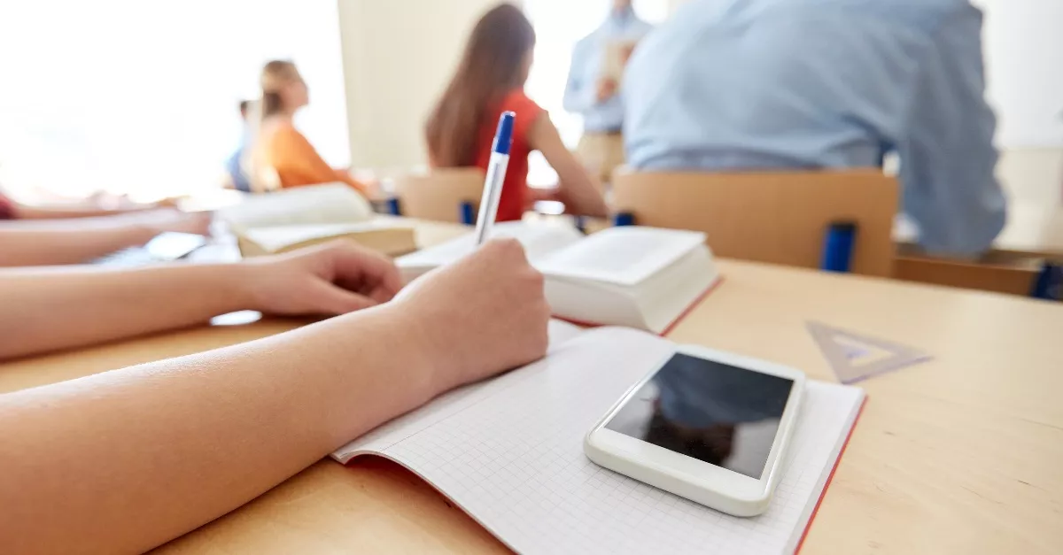 Amikor a tanárnő meglátta 13 éves diákja telefonját, azonnal riasztotta a szülőket - de már késő volt