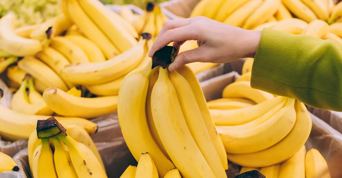 Spórolni akart a gyümölcsön a férfi: amit a banánnal ezután tett, sokakat felháborít - Videó