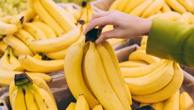 Spórolni akart a gyümölcsön a férfi: amit a banánnal ezután tett, sokakat felháborít - Videó