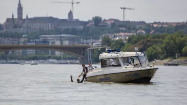 Tömeges kenubaleset Visegrádnál - Tucatnyi ember zuhant a Dunába