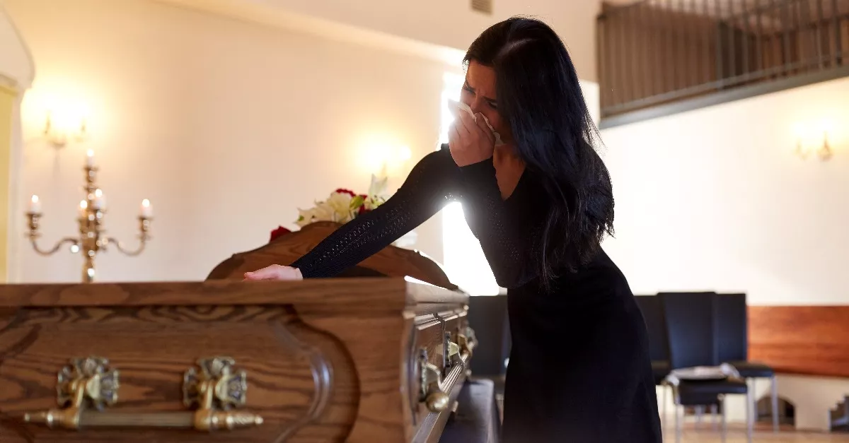 Virrasztott a család: amikor kinyitották a koporsót fedelét, nem hittek a szemüknek - Videó