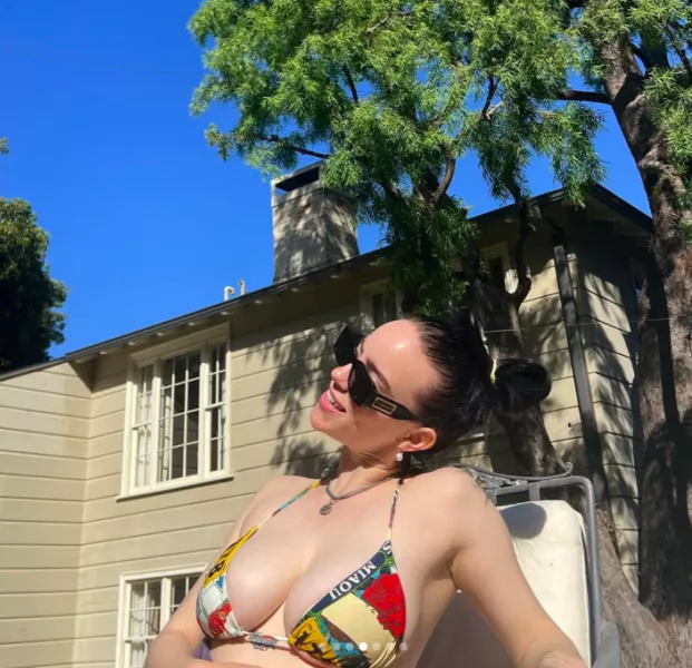 Billie Eilish bikini barátnő fotó