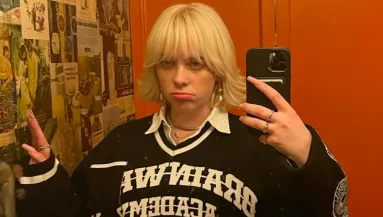 Bikinis képet posztolt Billie Eilish-ról a barátnője - Az intim tetkója is megvillan - Fotók