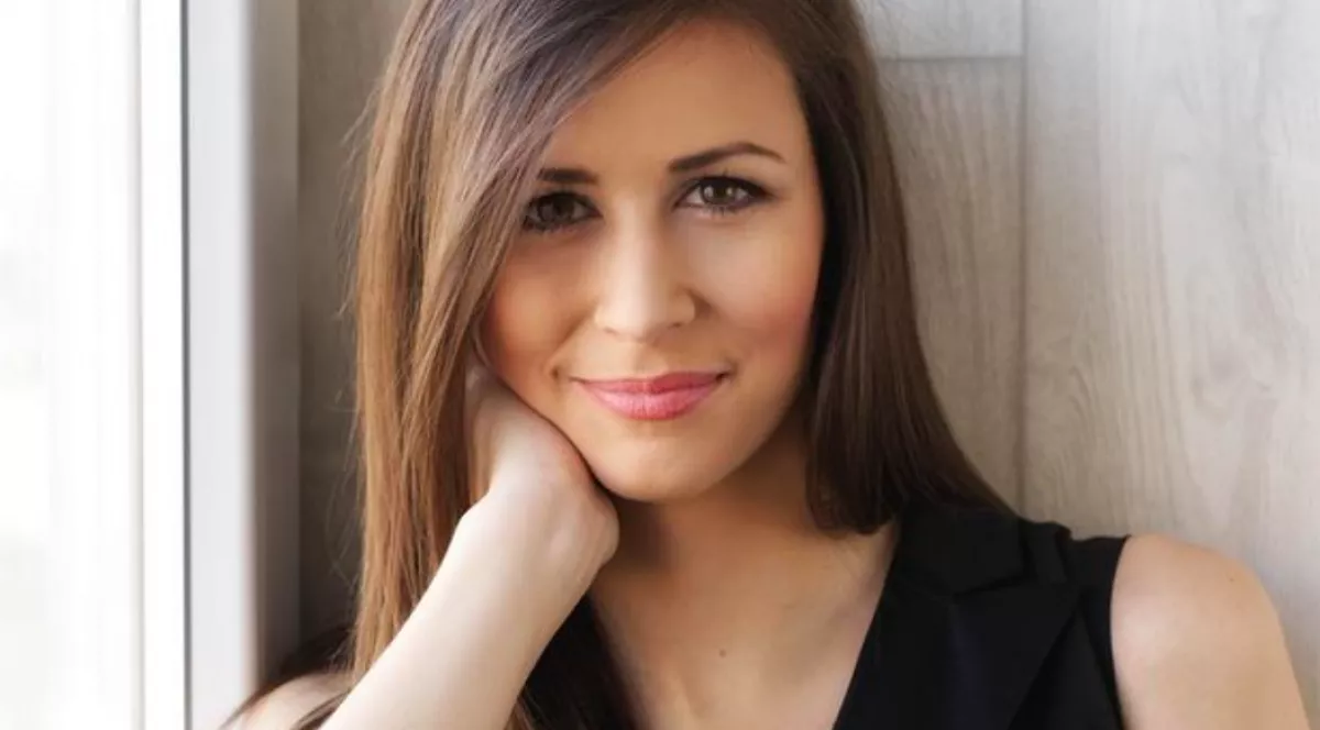 A kötelező szervizeken szeretett bele a kereskedőbe az ATV csinos híradósa - Fotó