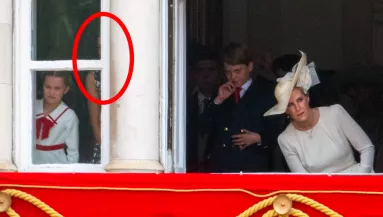 Meglepetés a parádén: ki ez a lány György herceg és Sarolta hercegnő mellett? 