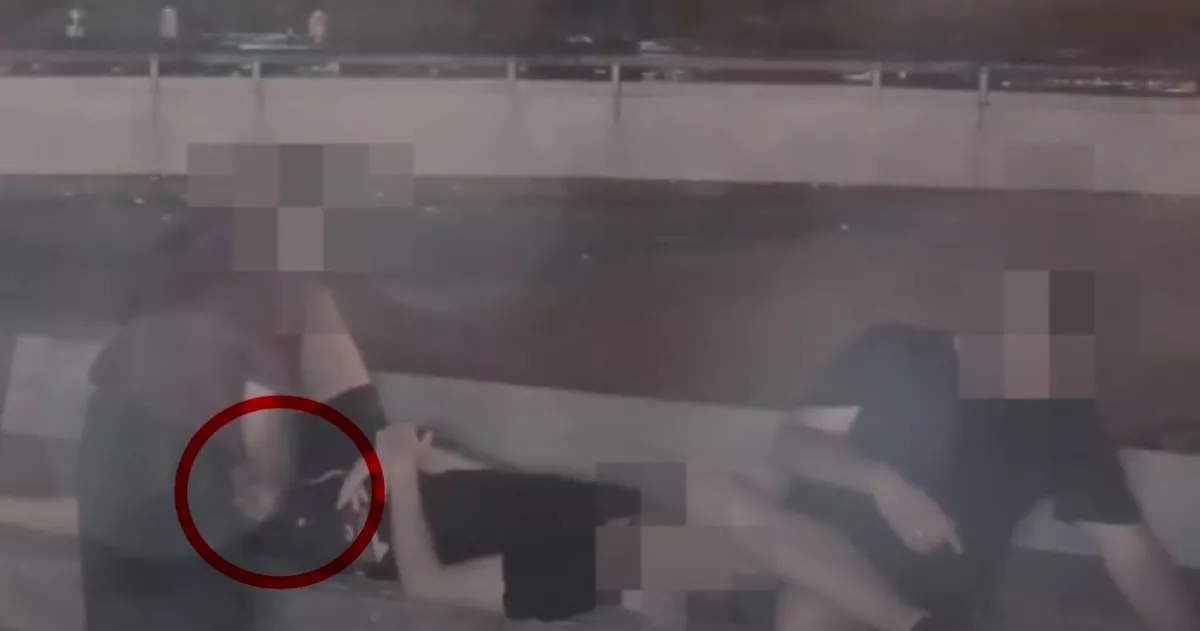 Békésen aludt a két férfi a Móriczon: majd megérkezett az 51 éves "főhős" - Videó