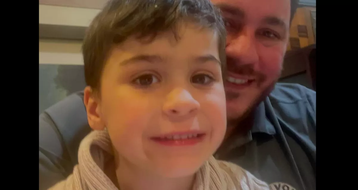 Odaadta az apa a fiának a mobilját: amikor később csengettek, elakadt a szava - Fotók