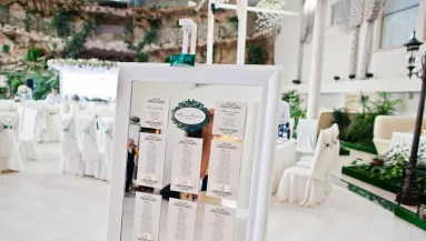 Amikor rájött ez az 5 férfi az esküvőn, miért ültették őket egy asztalhoz, rögtön tudták, hogy átverték őket - Videó