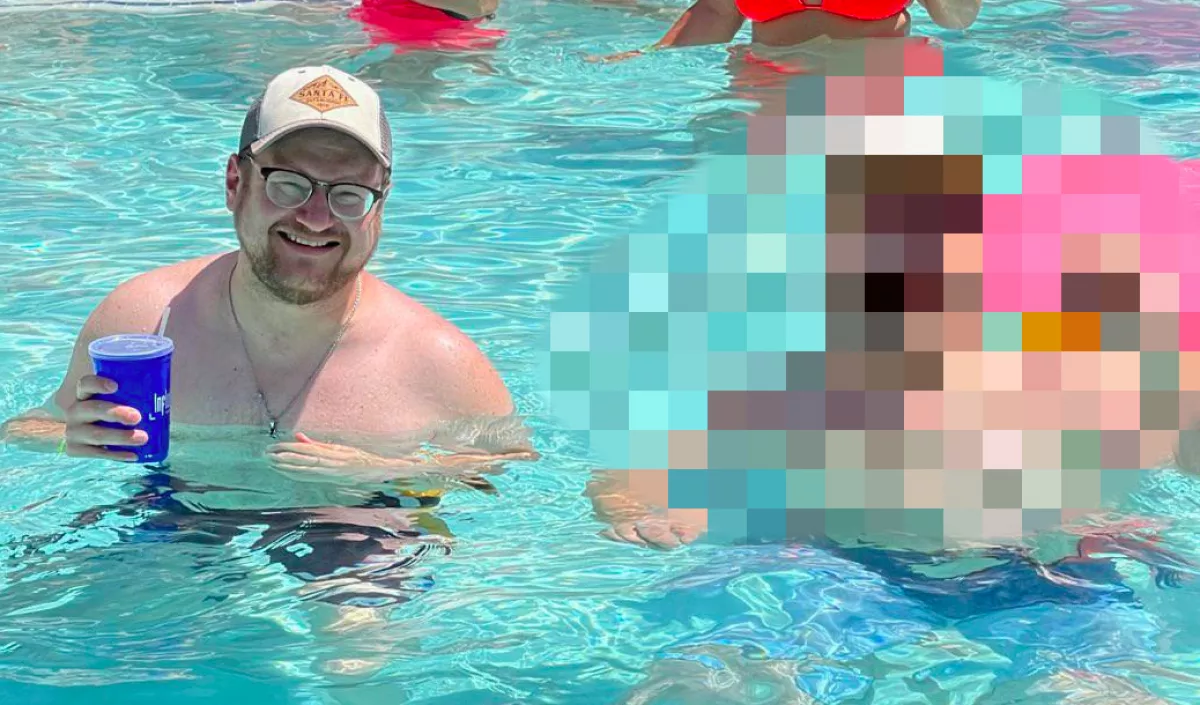 Bement a medencébe ez a férfi a nyaralásán, és nem hitte el, ki úszik mellette - Fotó