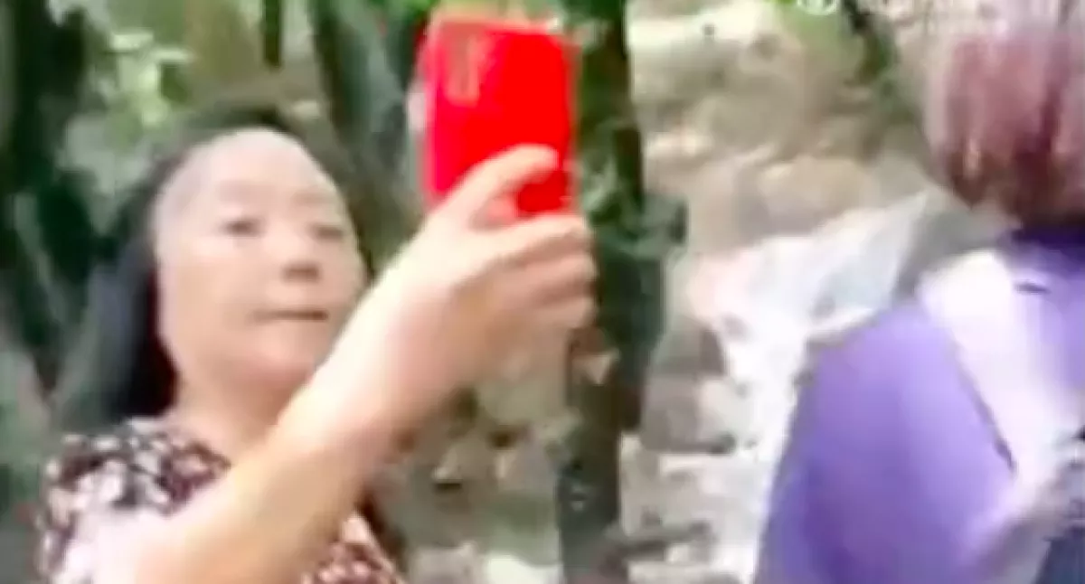 Vigyorogva szelfizett a turista: ami a háttérben látszik, sokkoló - Videó