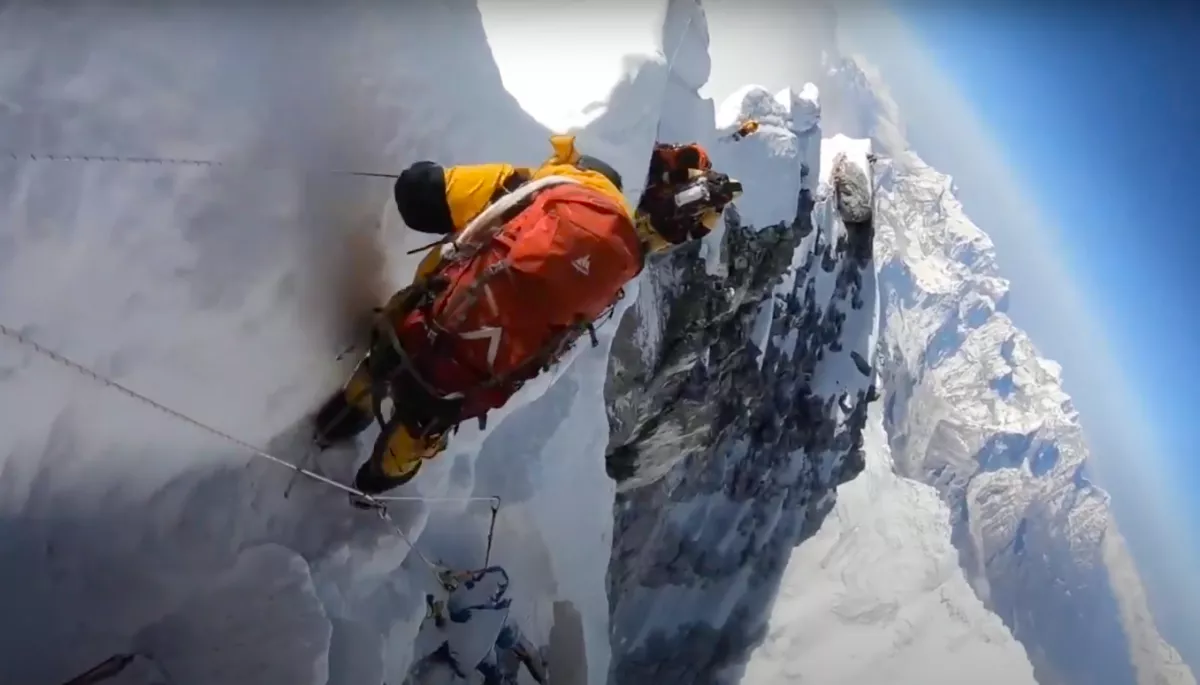 Egy hegymászó holttestéről került elő felvétel a Hillary-lépcső alatt - Videó