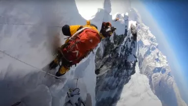 Egy hegymászó holttestéről került elő felvétel a Hillary-lépcső alatt - Videó