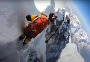 Egy hegymászó holttestéről került elő felvétel a Hillary-lépcső alatt - Videó