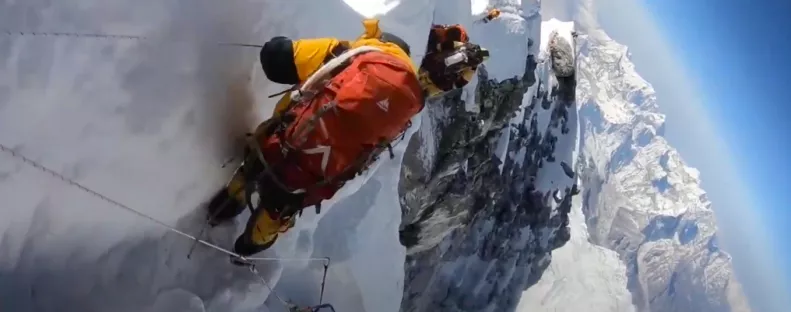 Egy hegymászó holttestéről került elő felvétel a Hillary-lépcső alatt - Videó