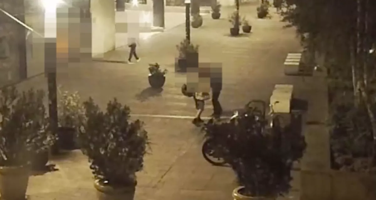 Békésen ült a Corvin-sétány padján a férfi, amikor váratlan dolog történt - Videó