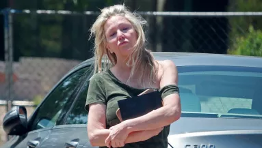 Aggasztó képek készültek: támolygott, grimaszolt, magában beszélt Heather Locklear