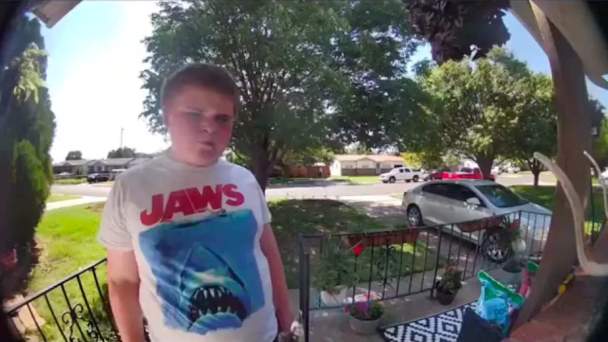 Bekopogott a szomszédba ez a fiú, mert nem volt barátja: amit ők tettek, felrobbantja a netet - Videó