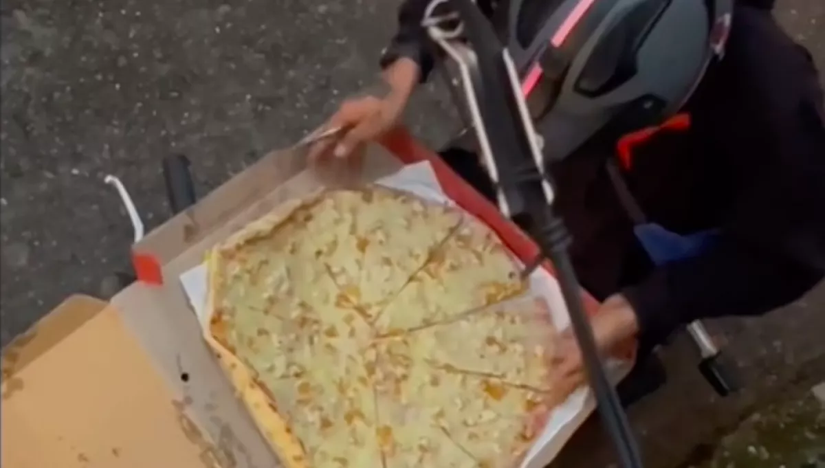Gyomorforgató, mit tett a futár a házhoz rendelt pizzával - Egy lakó telefonnal vette fel - Videó