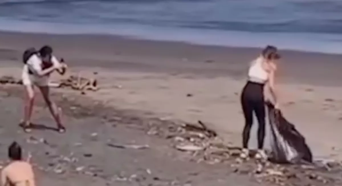 Kínos videó buktatja le a tengerparton szemetet szedő influenszert - Videó