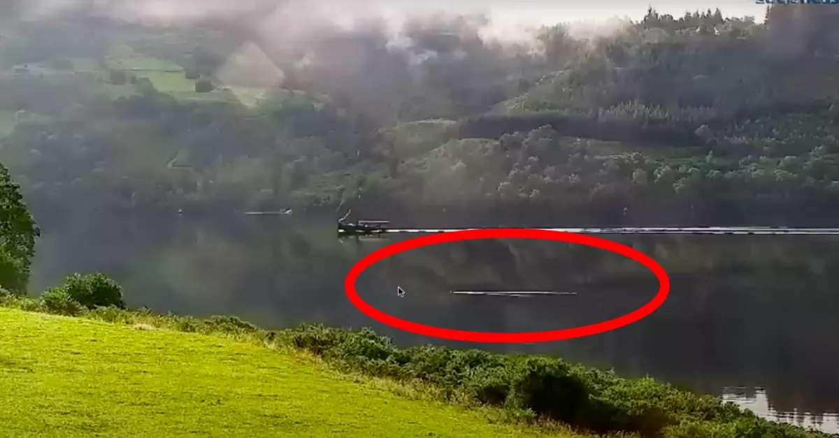 Friss videó robbantja fel a netet: a Loch Ness-i szörny úszik rajta? 