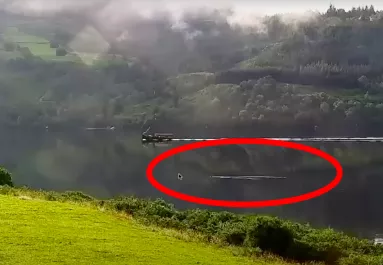 Friss videó robbantja fel a netet: a Loch Ness-i szörny úszik rajta? 