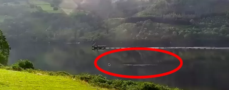 Friss videó robbantja fel a netet: a Loch Ness-i szörny úszik rajta? 