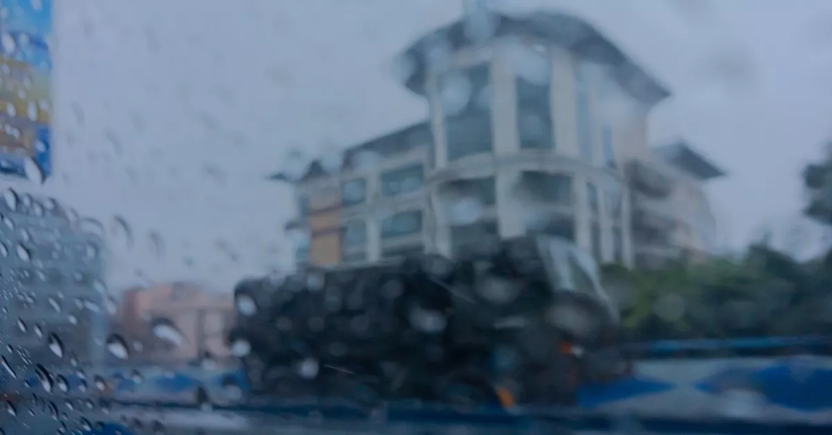 Vörös riasztás 6 vármegyére: 100 km/h-s szél, 5 centis jég, özönvíz