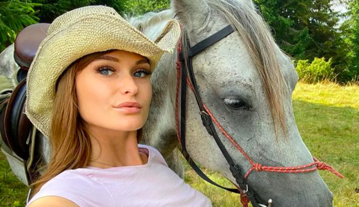 Pikáns képeket árul, a lovával együtt dobták ki a 27 éves lányt a lovardából - Fotók
