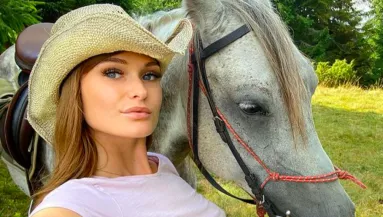 Pikáns képeket árul, a lovával együtt dobták ki a 27 éves lányt a lovardából - Fotók