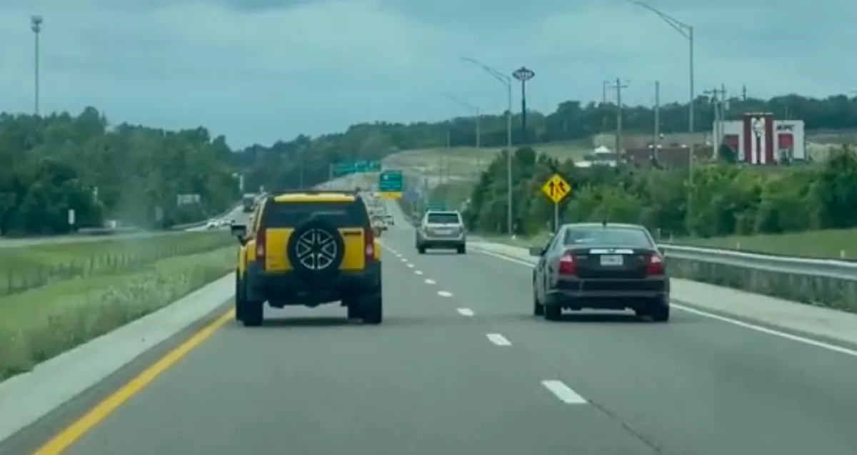 Bizarr autós videón pusztul a net - de valami nem stimmel a felvételen - Videó