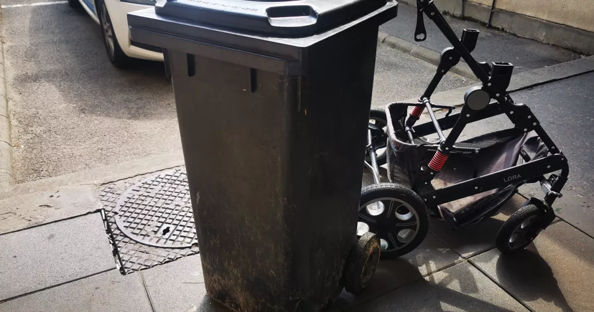 Babakocsival és kukával sétált két férfi hajnalban Kecskeméten - Na mi volt bennük? - Fotók