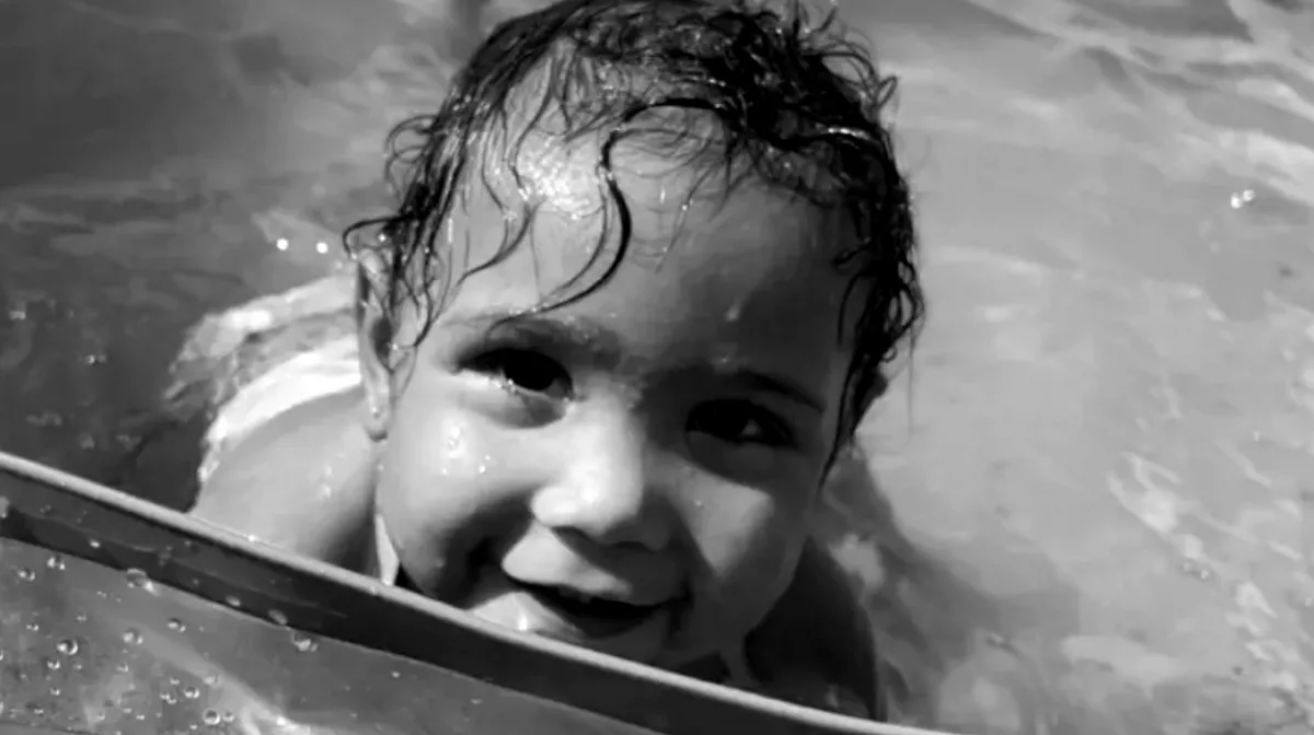 Egy napig vigyázott a nagyapa az egyéves unokájára: meghalt - Videó