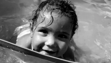 Egy napig vigyázott a nagyapa az egyéves unokájára: meghalt - Videó