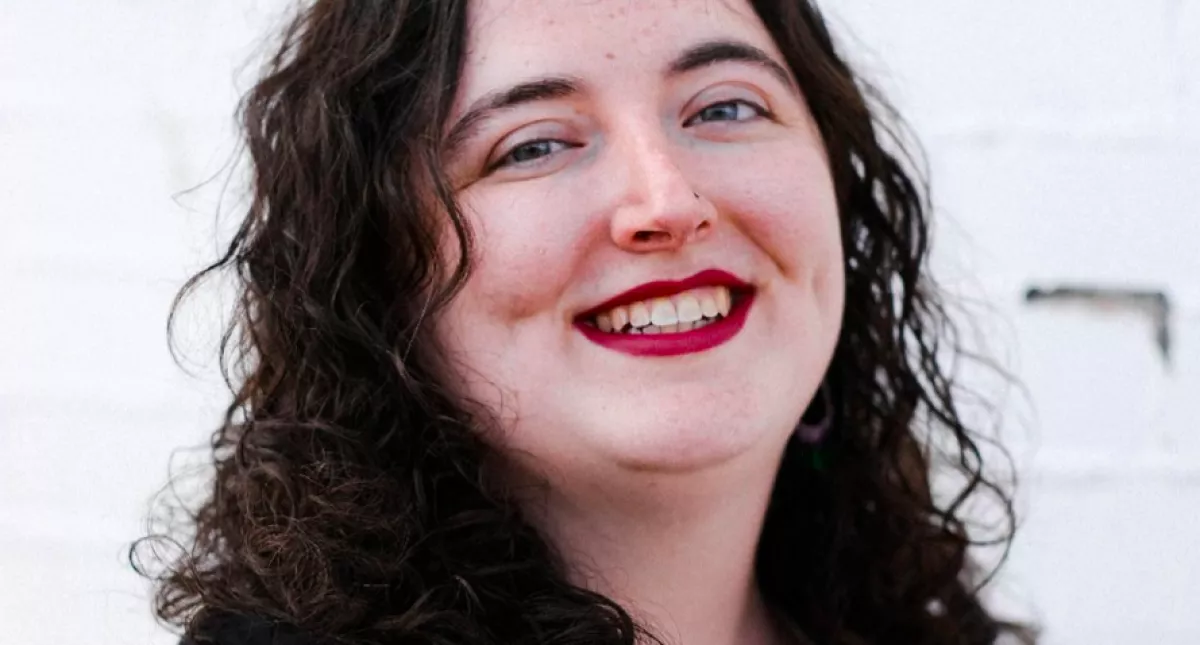 Megkérte a nő a mesterséges intelligenciát, tegyen szemüveget a profilképére: az eredményen sírva pusztul a világ - Videó