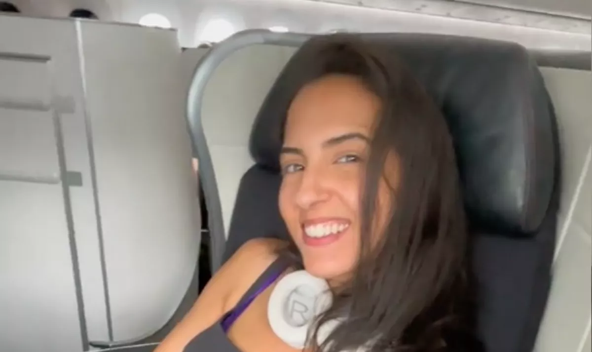 Szüleivel akart ülni a gyerek a repülőn: ezt a nőt ünneplik, amiért nem cserélt vele - Fotók