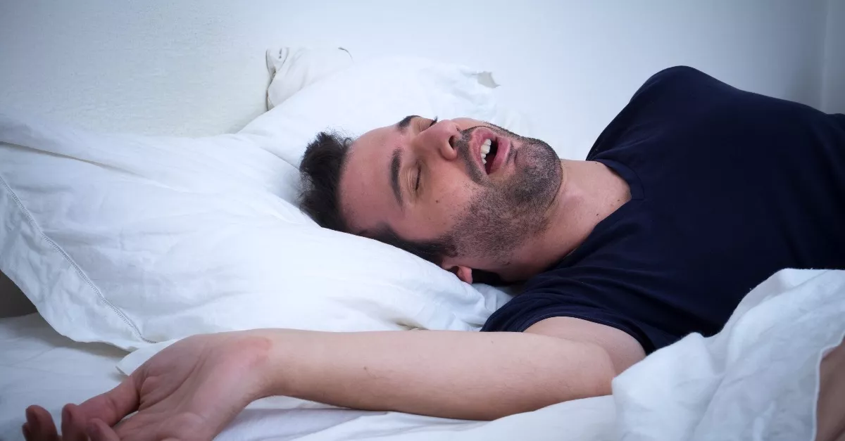 Nyitott szájjal aludt a férfi: még éjjel lélegeztető gépre került - horror, hogy miért