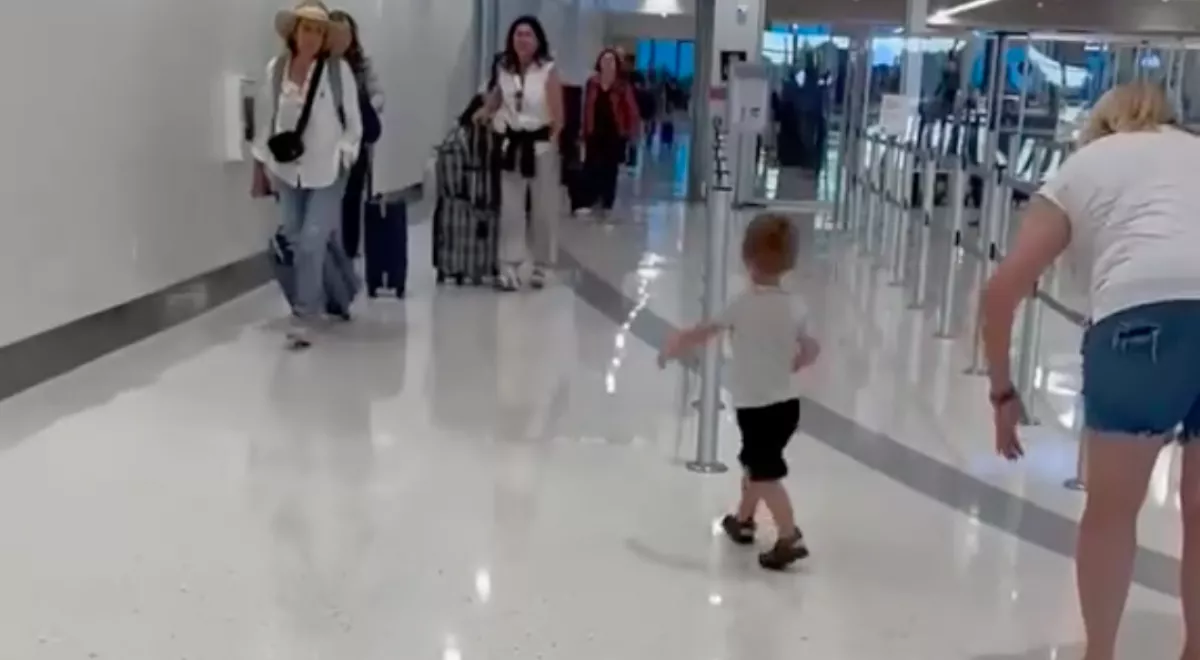 Elengedte a nagyi a kis Bennettet a reptéren: aztán már meg sem lehetett állítani - Videó