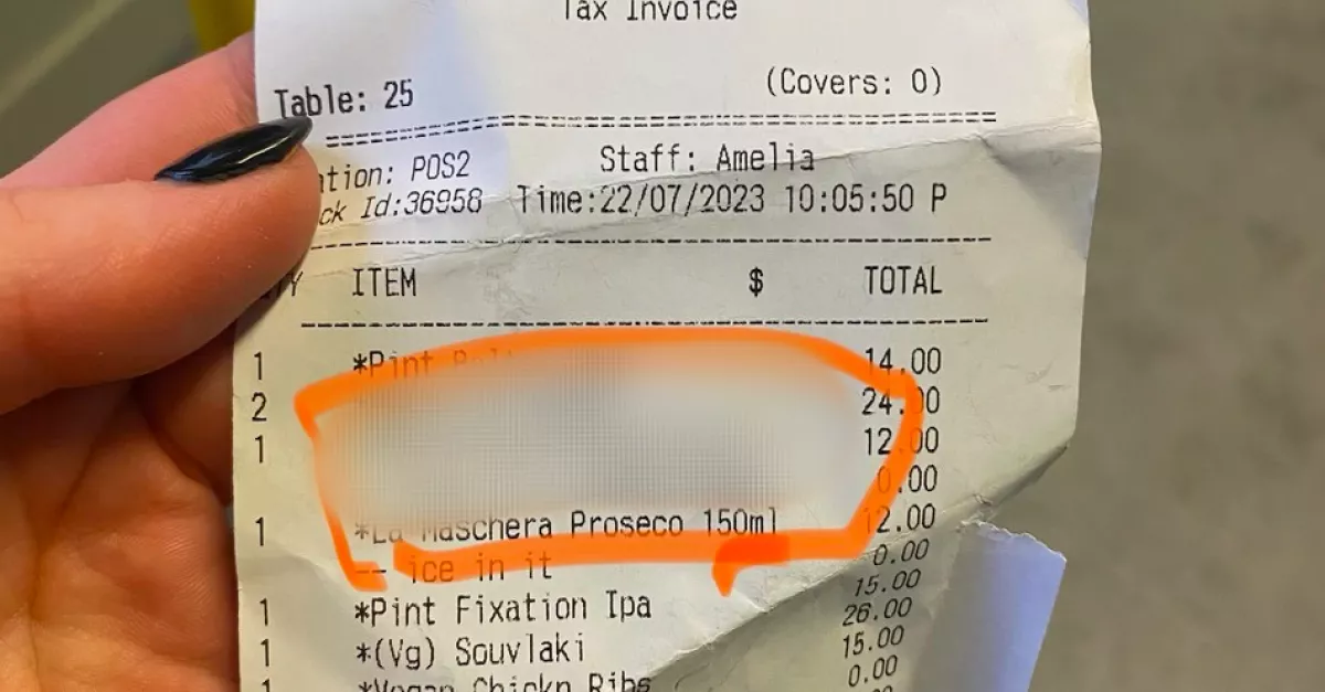 Leesett a nő álla, amikor észrevett egy üzenetet az éttermi számlán - Fotó