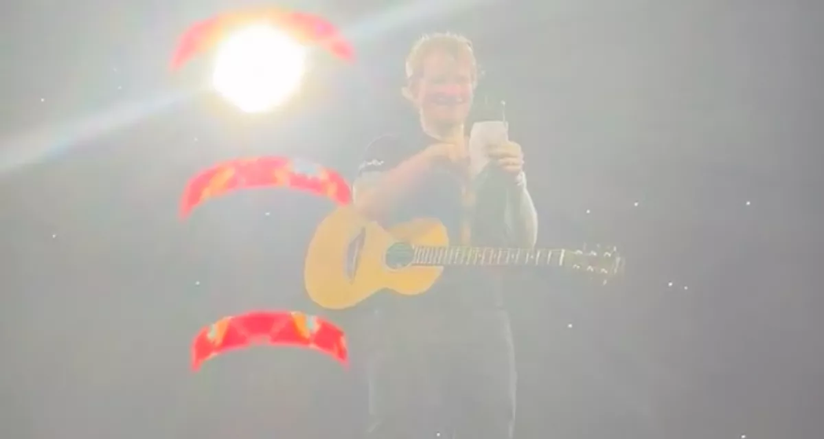 Amikor Ed Sheeran felolvasta ezt a levelet a színpadon, a nézőtéren egy nő zokogni kezdett - Videó