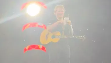 Amikor Ed Sheeran felolvasta ezt a levelet a színpadon, a nézőtéren egy nő zokogni kezdett - Videó