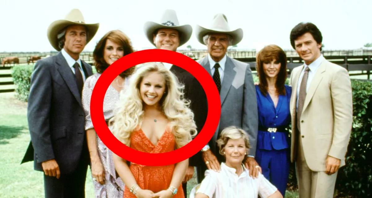Friss fotóján fel sem ismerni a Dallas Lucy-jét: 65 éves lesz, a haja is rövid - Fotók