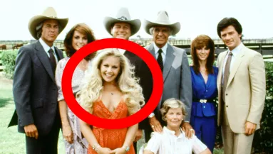 Friss fotóján fel sem ismerni a Dallas Lucy-jét: 65 éves lesz, a haja is rövid - Fotók