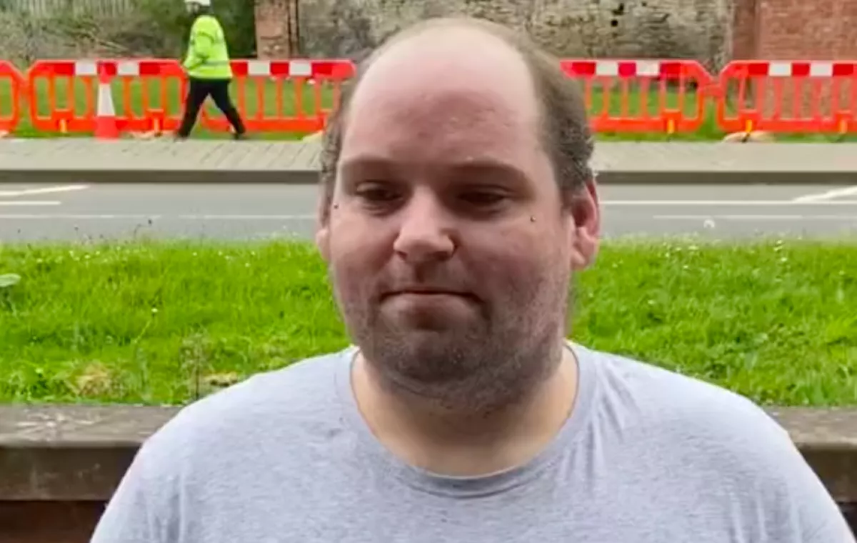 Pepit kapott a kopasz férfi: a fodrász is sírni kezdett, amikor srác meglátta magát - Videó
