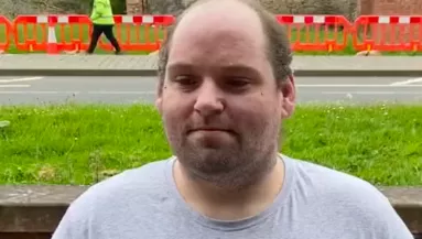 Pepit kapott a kopasz férfi: a fodrász is sírni kezdett, amikor srác meglátta magát - Videó