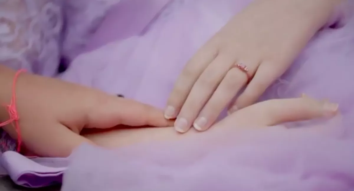 Összeházasodott a barátjával a 10 éves Emma, majd meghalt - Videó